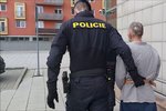 Policie vede Poláka, který se před spravedlností skrýval 11 let, k okresnímu soudu v Ostravě. Ten rozhodl o jeho uvalení do vazby.