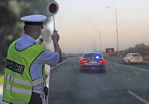Policista zastavil polské auto na D1 v Ostravě. Smlouval s řidičem pokutu a "zapomněl" mu nakonec dát strvrzenku.