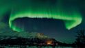 V severní Skandinávii, v tomto případě nad Tromsø, bývají polární záře dosti běžné. Při bouřlivější sluneční aktivitě  ale ­nebeské divadlo může hostovat i v jižnějších šířkách a pak si na své přijdou také pozorovatelé v severní Africe