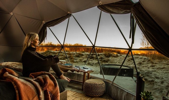 Reykjavik Domes na Islandu: Tady můžete sledovat polární záři z luxusního iglú v přírodě, která jsou vybavena i vlastní vířivkou pod širým nebem.