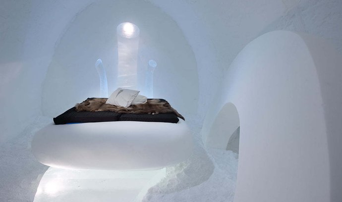 Unikátní Icehotel v Jukkasjärvi v severním Švédsku, kde si krom pozorování polární záře užijete i výjimečný pobyt v pokojích, chatách a apartmá vyrobených z ledu z přilehlé řeky Torne.