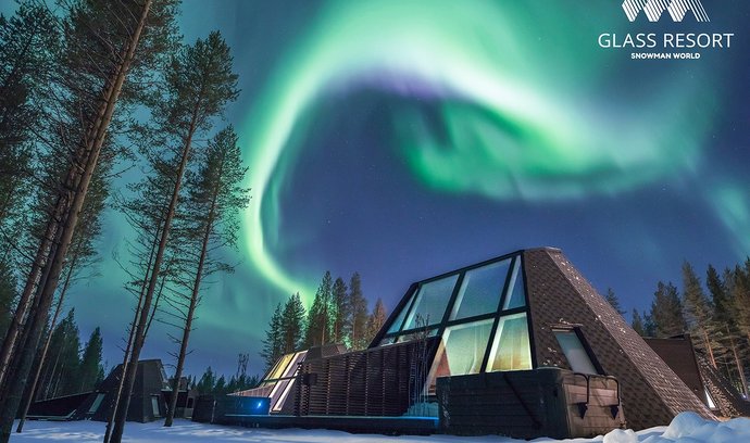 Glass Resort se nachází v Rovaniemi v Santa Clausově vesničce ve Finsku. Na hosty tu krom polární záře čekají apartmány s francouzskými okny, sauna a soukromá venkovní vířivka.