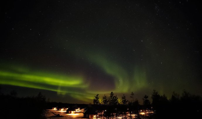 Northern Lights Village Levi ve Finsku nabízí svým hostům chaty s prosklenou střechou umožňují pozorovat polární záři přímo z pohodlí ubytování.