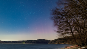 V Česku byla vidět v pondělí 14.3.2022 polární záře,  fotograf Petr Horálek ji zachytil z břehu Sečské přehrady