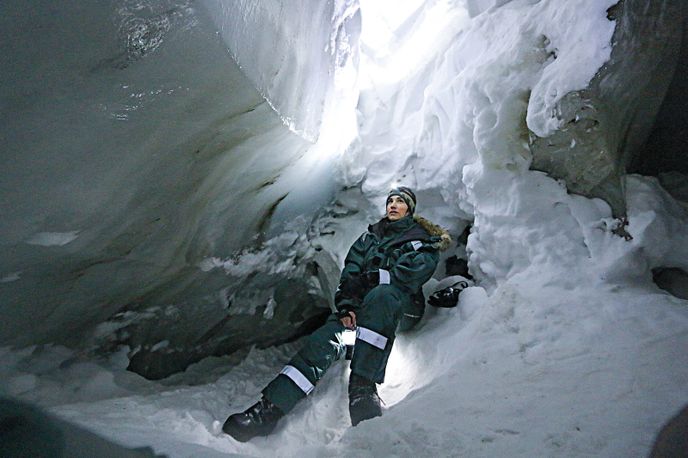 V polárních oblastech se Marie slaňuje do ledových jeskyní.