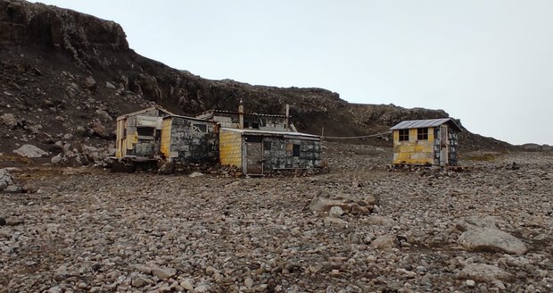 Česká základna na ostrově Nelson u jižního pólu je slepená z ruských chladících boxů.