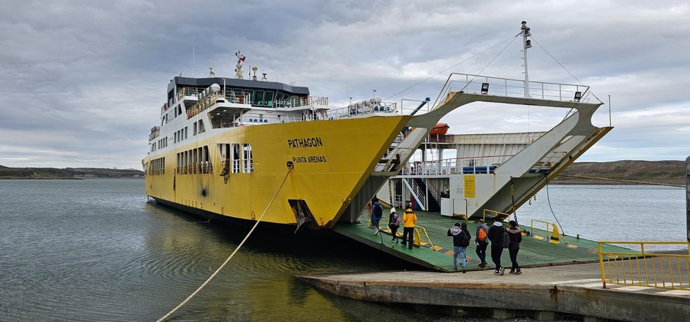 Výprava českých vědců mířící na stanici CZ* ECO Nelson se v novém roce úspěšně nalodila na brazilskou loď Ary Rongel. Na souostroví Jižní Shetlendy by měli doplout 6. ledna.