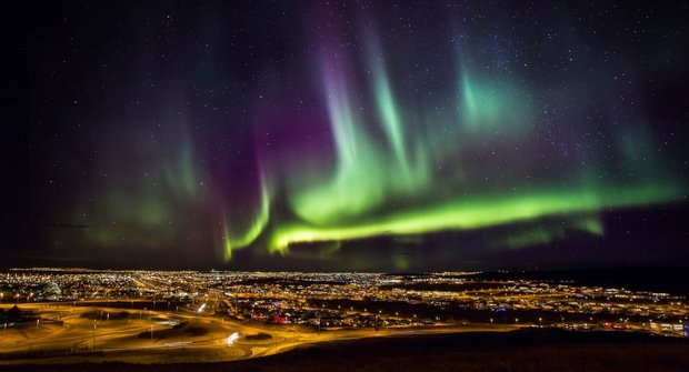 Kosmické polární záře: Souboj částic a planetárního štítu