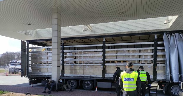 Nelegální migranti se snažili do České republiky dostat na podvozku kamionu.