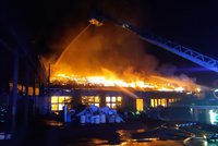 Obří požár v Poldi Kladno: Popálený muž skončil v nemocnici, zranil se i hasič. Škoda je 20 milionů