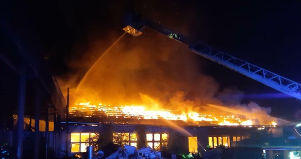 Obří požár v Poldi Kladno: Popálený muž skončil v nemocnici, zranil se i hasič. Škoda je 20 milionů