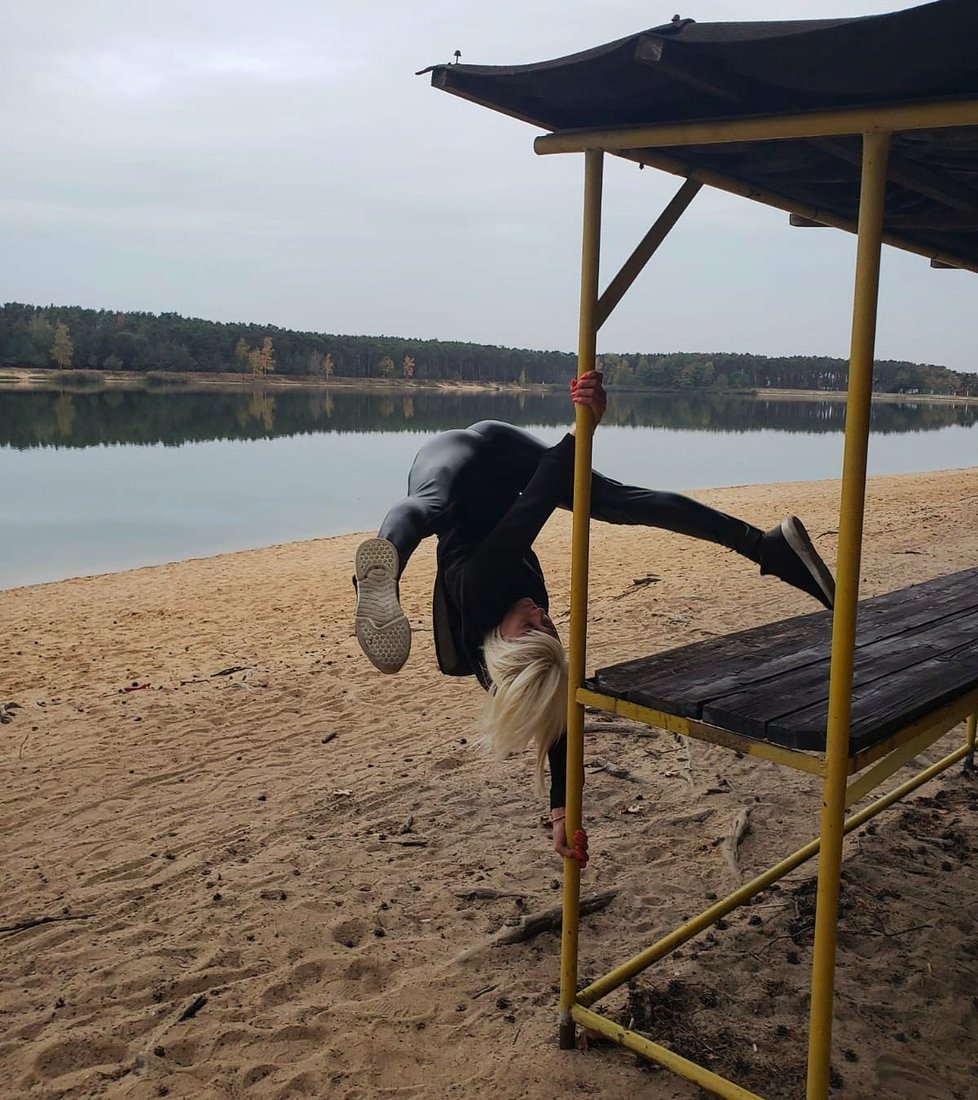 Karen Malečková podává na tyči neuvěřitelné výkony. Zdá se, že se pro tanec narodila.