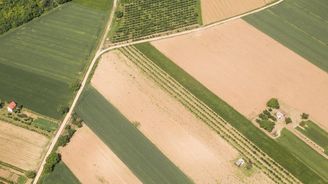 Staveb na zemědělské půdě výrazně ubývá, stát více chrání polnosti