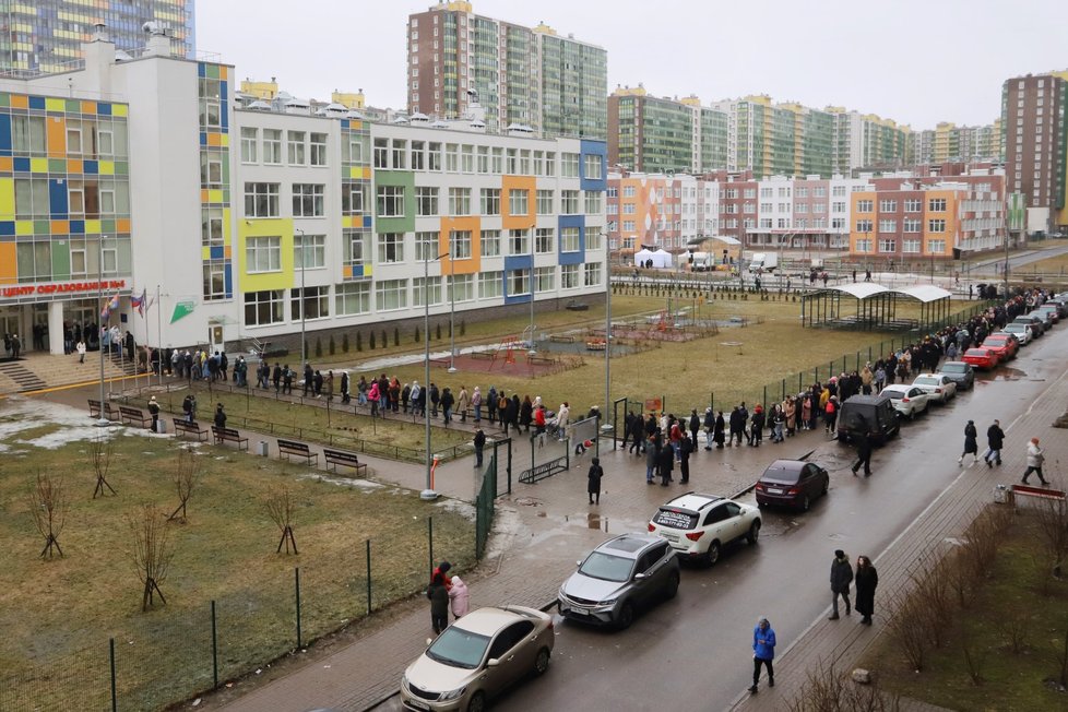 Polední fronta u petrohradských volebních místností (17. 3. 2024).