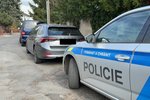 Policisté prošetřují poškození několika zaparkovaných vozidel v Polední ulici. (10. březen 2024)