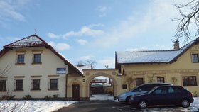 V bývalém olšovském statku sídlí Strojírny Olšovec - firma Pavla S., otce vrhače polen Daniela S.