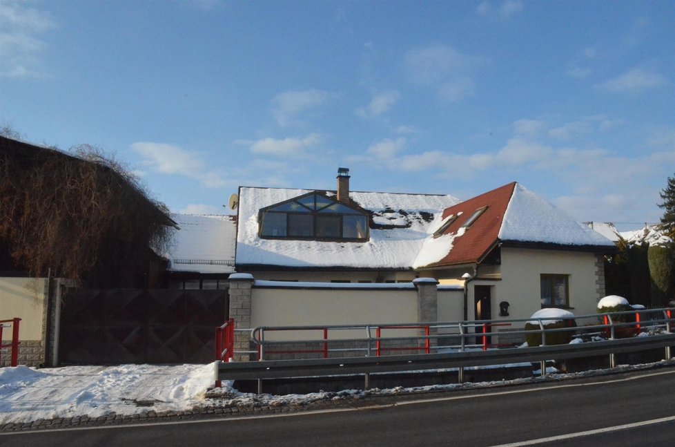 Tragédie na Přerovsku, cizinec samopalem v rodinném domě zastřelil tři lidi a pokusil se zabít i přeživší.