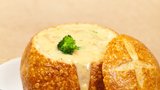Večeře v retro stylu: Brokolicová polévka v chlebu