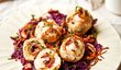 Tyrolské knedlíky nadívané uzeným masem s restovanou cibulkou jsou výtečným obědem, který si snadno připravíte i doma