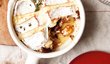 Tartiflette je jednoduchý pokrm z brambor, zrajícího plísňového sýra, špeku, cibule, smetany a bílého vína