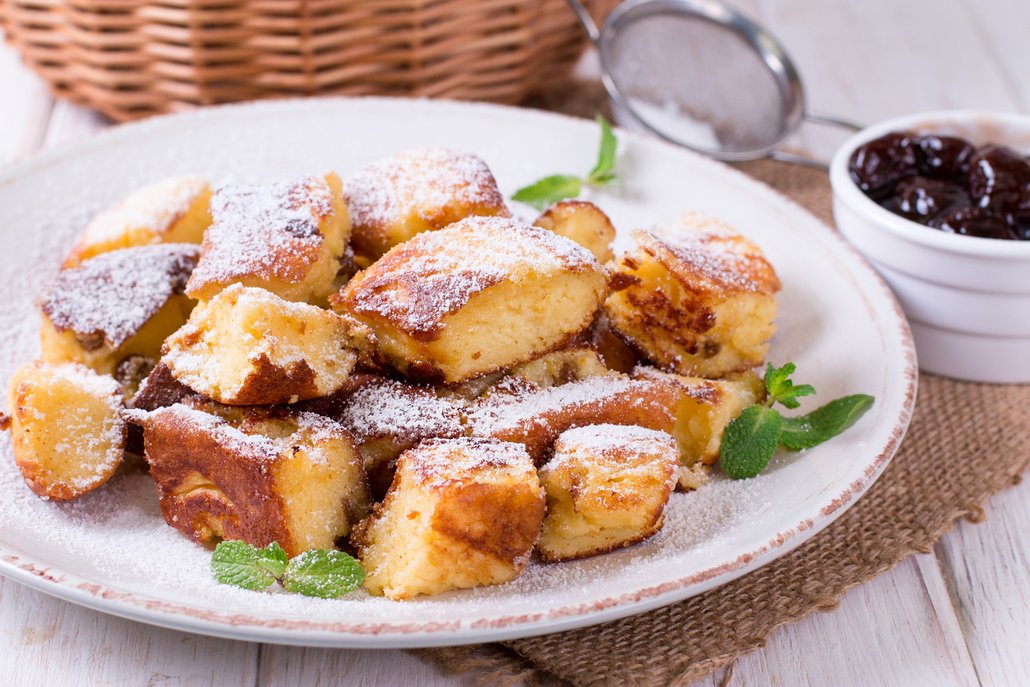 Kaiserschmarrn se podává poprášený moučkovým cukrem