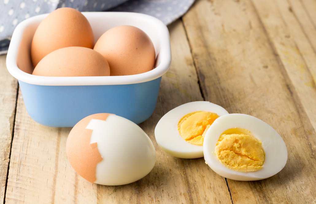 Do šmigrustovky se přidávají vykoledovaná vařená vejce.