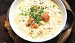 Sýrovo-cibulová polévka s krutony