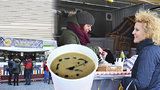 Pražané se na Andělu ládují polévkou od proslulých kuchařů: Pomáhají tak lidem po mozkové příhodě