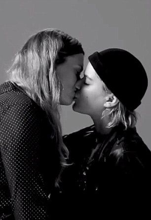 Producentka Tatia Pileva si vybrala 20 náhodných lidí, vytvořila z nich dvojice a před kamerou jim přikázala, aby se políbili