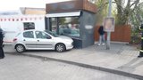 Na parkovišti před supermarketem v Polici nad Metují najelo auto do lidí: Zraněné jsou i děti