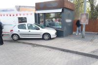 Na parkovišti před supermarketem v Polici nad Metují najelo auto do lidí: Zraněné jsou i děti