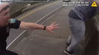 Záchrana ve zlomku vteřiny. V dramatickém videu chytil policista sebevraha při skoku z mostu