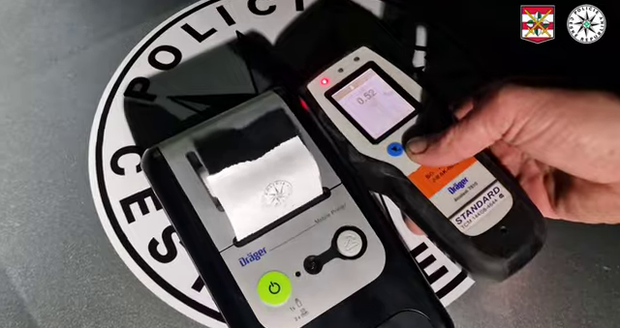 Téměř čtyři stovky šoférů zkontrolovali policisté při rozsáhlé noční akci na Kuřimsku a Tišnovsku. Čtyři řidiči se posilnili před cestou alkoholem, další tři drogou.