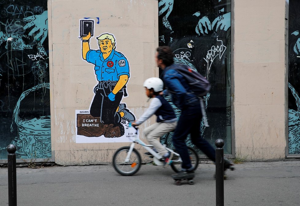 Proti policejní brutalitě a rasismu se navzdory zákazu protestuje v Paříži. (6. 6. 2020)