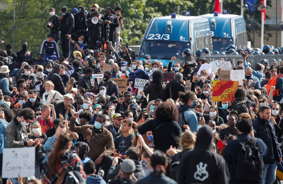 Proti policejní brutalitě a rasismu se navzdory zákazu protestuje v Paříži. (6. 6. 2020)