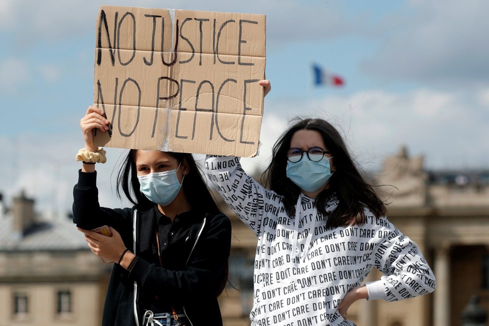 Proti policejní brutalitě a rasismu se navzdory zákazu protestuje v Paříži. (6. 6. 2020)