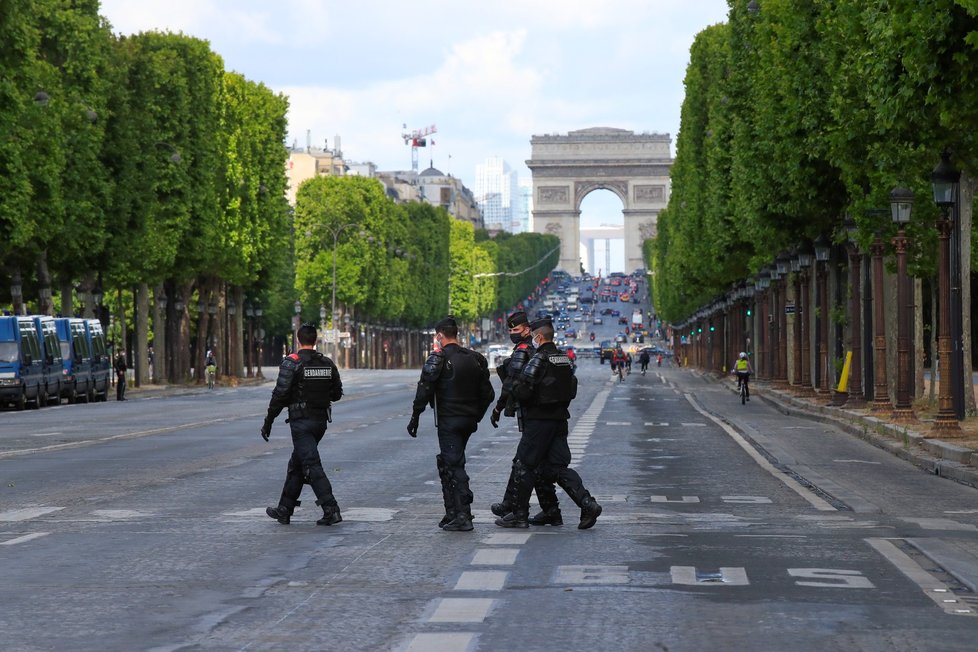 Proti policejní brutalitě a rasismu se navzdory zákazu protestuje v Paříži. (6. 6. 2020)