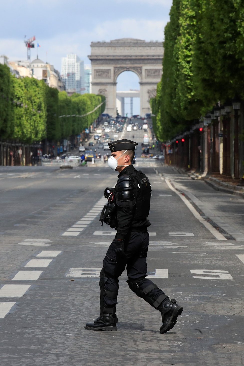 Proti policejní brutalitě a rasismu se navzdory zákazu protestuje v Paříži. (6. 6. 2020)