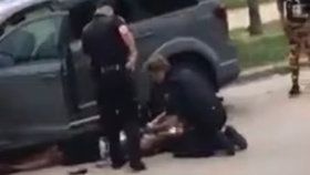 Policie ve Wisconsinu zranila do zad neozbrojeného černocha.