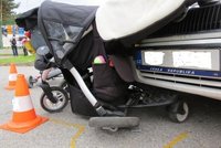 Auto srazilo na přechodu v Českých Budějovicích ženu s kočárkem a dvěma dětmi!