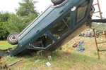 Řidič se 2,7 promile alkoholu skončil se svým vozem na střeše