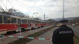 Vražda v tramvaji č. 17: Než mrtvou ženu našli, ujela několik zastávek