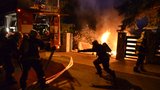 Opilec vulgárně nadával hasičům a policistům, kteří hasili hořící garáž