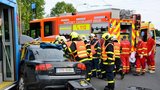 Tramvaj se srazila s osobákem: Cestující z tramvaje místo pomoci odešli