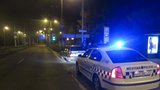 Zdrogovaný řidič se zákazem řízení ujížděl policii: Chodci uskakovali z cesty