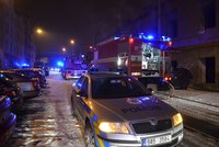 Policisté vyvedli z hořícího objektu člověka, dalších 10 lidí evakuovali