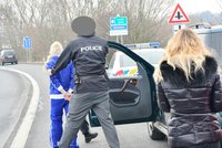 Řidička i přes vyslovený zákaz řízení odjela z policejní služebny autem