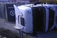 Kamion skončil po nehodě v Říčanech na boku