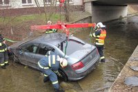 Osobní vůz z potoku vyprostil po nehodě jeřáb