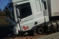 Řidička zemřela v osobním autě při čelním střetu s kamionem